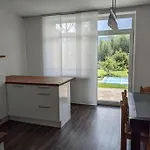 Schoene Mit Terrasse, Garten Und-pool 아파트