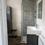 Schoene Mit Terrasse, Garten Und-pool 아파트