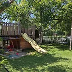 Schoene Mit Terrasse, Garten Und-pool 탈가우