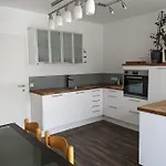 Schoene Mit Terrasse, Garten Und-pool 아파트 *