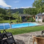 아파트 Schoene Mit Terrasse, Garten Und-pool