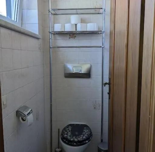 شقة Schoene Mit Terrasse, Garten Und-pool