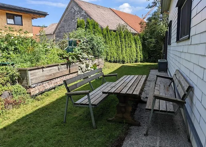 Schoene Mit Terrasse, Garten Und-pool ثالغاو